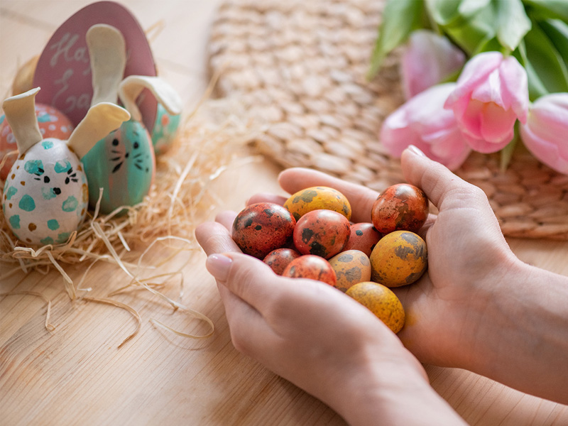 Dekoracje świąt Wielkanocnych. Pisanki na dłoni.